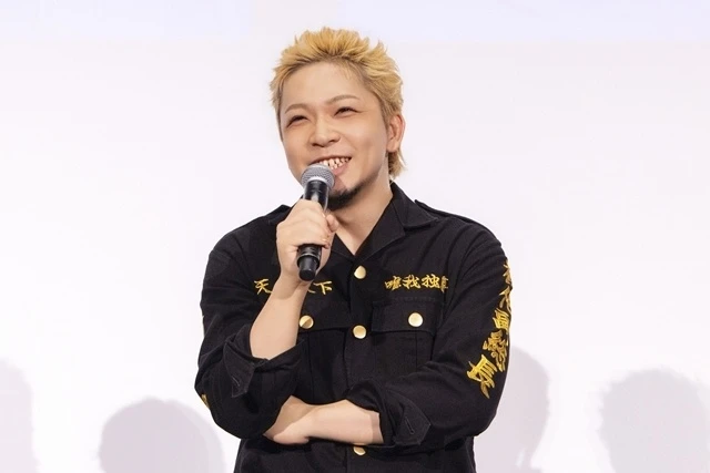 飾演主角花垣武道的新祐樹向台上嘉賓與現場觀眾致意