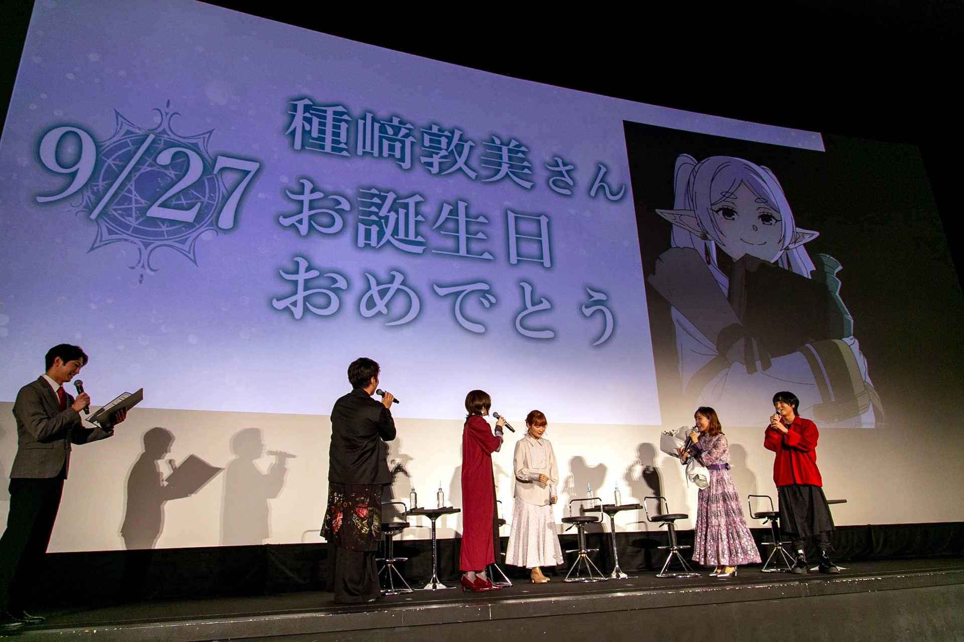 市ノ瀬加那代表獻上花束,為種﨑敦美慶祝生日